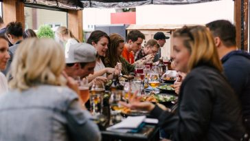 10 Date-Night-Ideen für zuhause: Romantische Abende ohne Babysitter, ohne viel Geld und ohne das Sofa zu verlassen