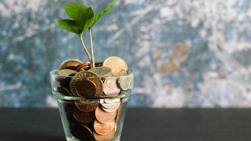 10 Tricks, um im Alltag Geld zu sparen, ohne auf irgendetwas zu verzichten – und warum die meisten Spartipps Unsinn sind