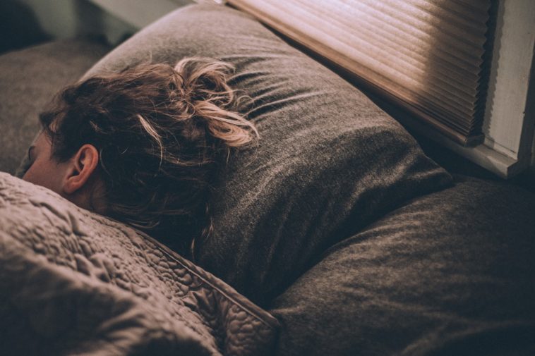 15 Tipps für besseren Schlaf: Wie du schneller einschläfst, durchschläfst und morgens ausgeruht aufwachst – wissenschaftlich belegt