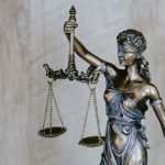Arbeitsvertrag prüfen: Welche Klauseln du kennen musst, wo Fallen lauern und was du vor der Unterschrift verhandeln solltest