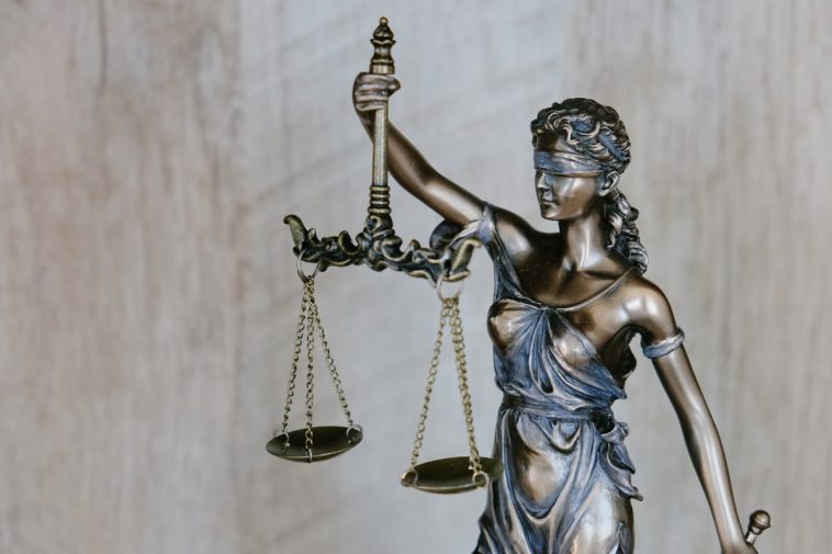 Arbeitsvertrag prüfen: Welche Klauseln du kennen musst, wo Fallen lauern und was du vor der Unterschrift verhandeln solltest
