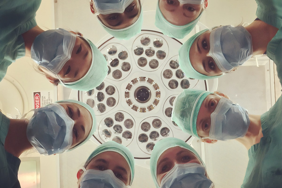 Endometriose: Warum die Diagnose im Schnitt sieben Jahre dauert, wie du die Symptome erkennst und welche Behandlung wirklich hilft