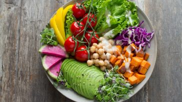 Sommersalate, die satt machen: Fünf Rezepte mit Dressings, die du den ganzen Sommer kochen willst
