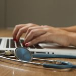 Blasenentzuendung bei Frauen: Warum es dich immer wieder trifft, was wirklich hilft und wie du vorbeugst, ohne bei jedem Mal Antibiotika zu nehmen