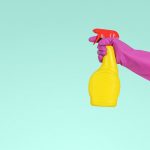 Kalk entfernen: Wie du Armaturen, Dusche und Fliesen mit Hausmitteln blitzblank bekommst und warum Essig und Zitronensaeure besser sind als jeder Spezialreiniger