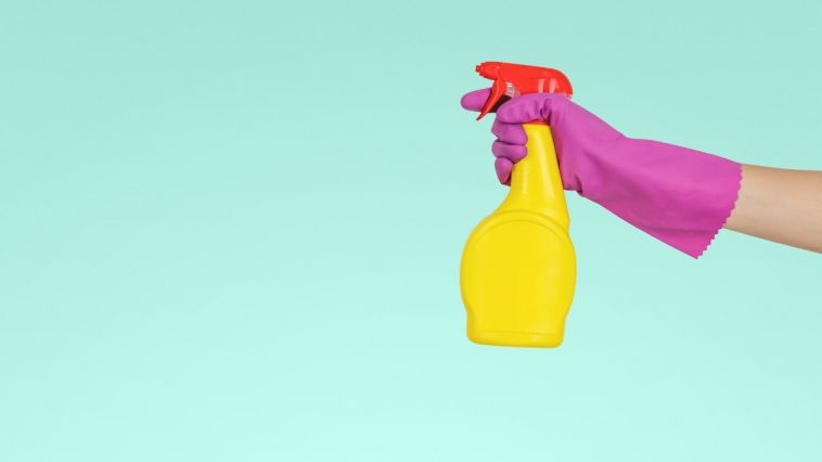 Kalk entfernen: Wie du Armaturen, Dusche und Fliesen mit Hausmitteln blitzblank bekommst und warum Essig und Zitronensaeure besser sind als jeder Spezialreiniger