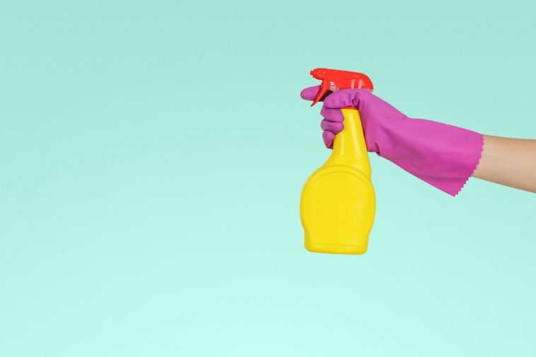 Kalk entfernen: Wie du Armaturen, Dusche und Fliesen mit Hausmitteln blitzblank bekommst und warum Essig und Zitronensaeure besser sind als jeder Spezialreiniger