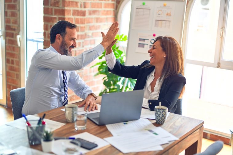 Meeting moderieren: Wie du Meetings leitest, die in 30 Minuten enden, Ergebnisse produzieren und bei denen niemand denkt: Das haette eine E-Mail sein koennen