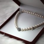 Schmuck reinigen und pflegen: Wie du Gold, Silber und Perlen behandelst, damit sie jahrelang glaenzen, und welche Hausmittel wirklich funktionieren