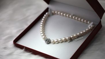 Schmuck reinigen und pflegen: Wie du Gold, Silber und Perlen behandelst, damit sie jahrelang glaenzen, und welche Hausmittel wirklich funktionieren