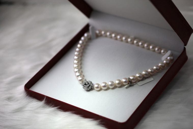 Schmuck reinigen und pflegen: Wie du Gold, Silber und Perlen behandelst, damit sie jahrelang glaenzen, und welche Hausmittel wirklich funktionieren