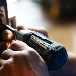Tapezieren fuer Anfaenger: Warum Vliestapete dein bester Freund ist, welches Werkzeug du brauchst und wie du Ecken und Steckdosen ohne Nervenzusammenbruch meisterst