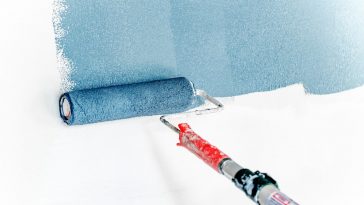 Wand streichen wie ein Profi: Warum die Vorbereitung wichtiger ist als die Farbe und wie du streifenfrei, gleichmaessig und ohne Chaos streichst