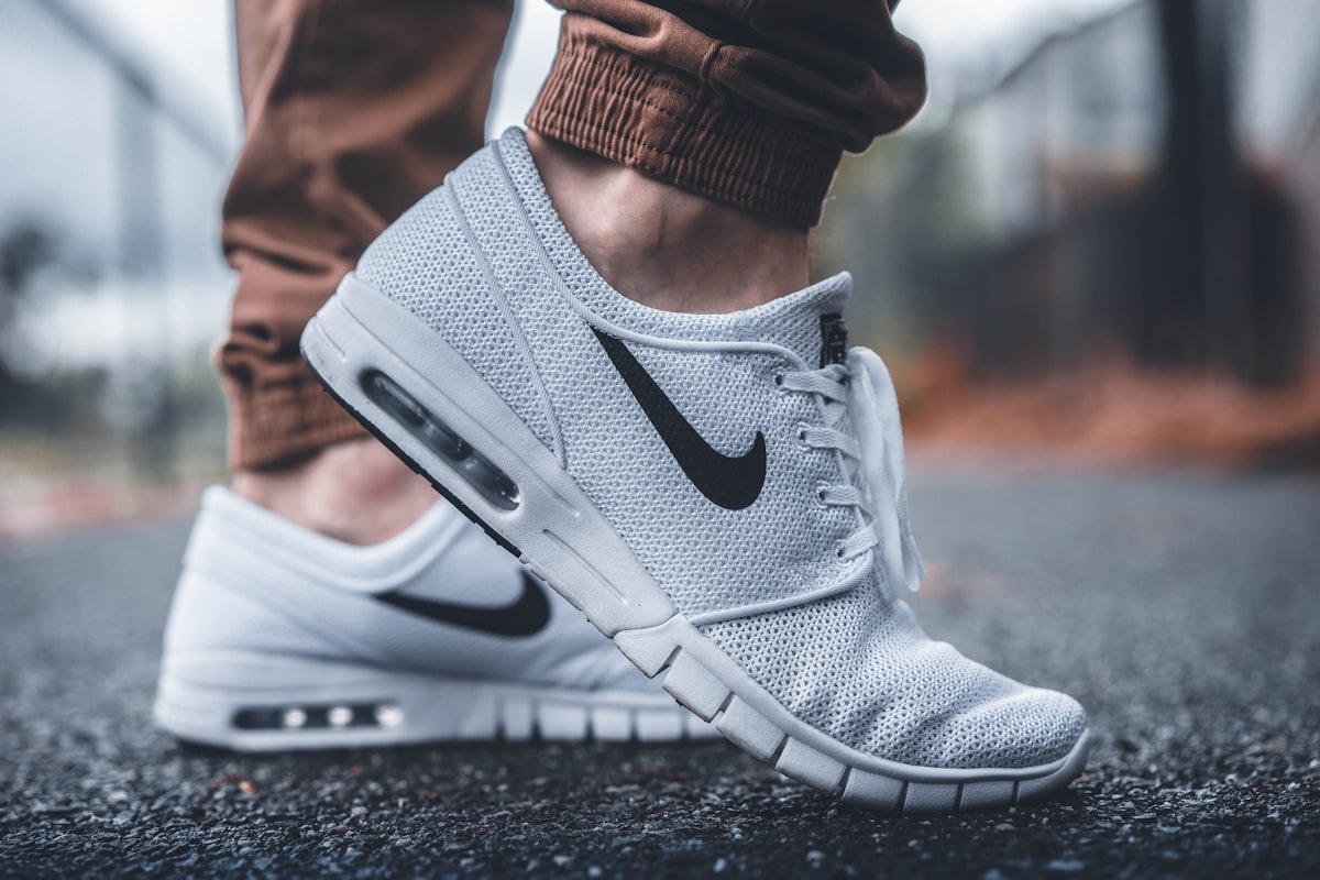 Weisse Sneaker reinigen: Wie du Flecken, Verfaerbungen und grauen Schleier entfernst und deine Sneaker wie neu aussehen laesst