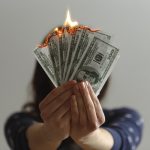 Bargeld auf dein Konto einzahlen: Ab welchem Betrag die Bank Fragen stellt, wann das Finanzamt infor