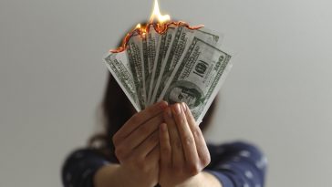 Bargeld auf dein Konto einzahlen: Ab welchem Betrag die Bank Fragen stellt, wann das Finanzamt infor