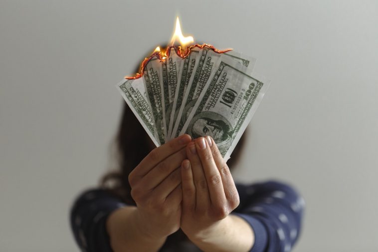 Bargeld auf dein Konto einzahlen: Ab welchem Betrag die Bank Fragen stellt, wann das Finanzamt infor