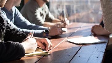 Gaslighting erkennen: Die 7 Warnsignale, dass dein Partner dich emotional manipuliert, und warum du