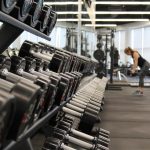 Laufband oder draussen laufen: Was fuer Anfaenger besser ist, was deine Knie schont und warum die An