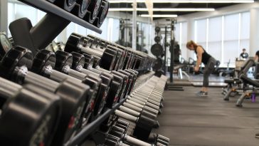 Laufband oder draussen laufen: Was fuer Anfaenger besser ist, was deine Knie schont und warum die An