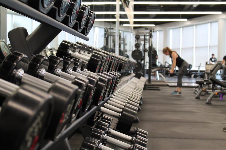 Laufband oder draussen laufen: Was fuer Anfaenger besser ist, was deine Knie schont und warum die An