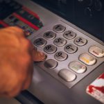 7 Dinge, die dein Chef nicht darf – aber trotzdem staendig macht: Deine Rechte bei Urlaub, Krankheit